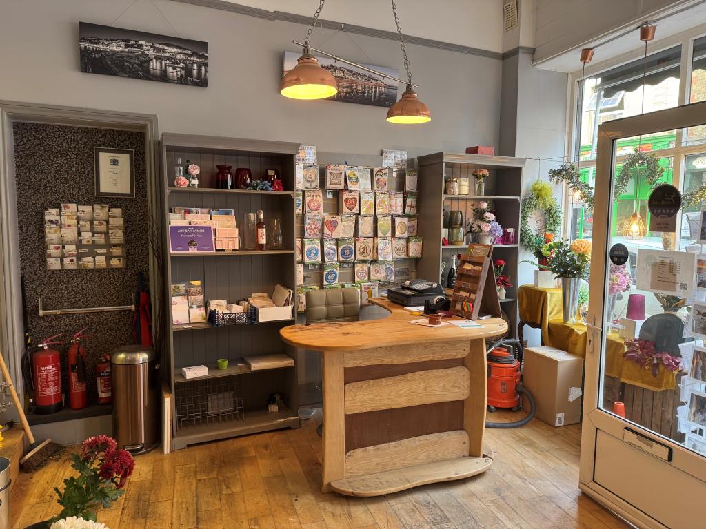 Lot: 61 - PRIME TOWN CENTRE RETAIL UNIT WITH SUBSTANTIAL CELLAR - Counter Space